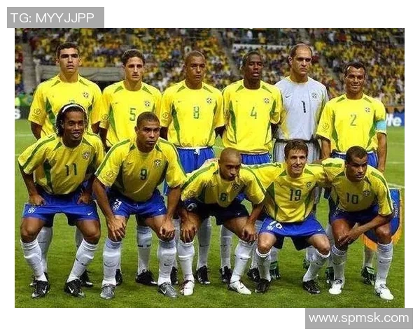 三位女性足球明星的头像展示与她们的运动魅力解析